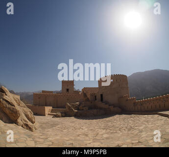 Fortezza Nakhl con torre rotonda e merlature, Nakhl, Oman Foto Stock