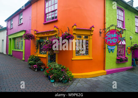 Vivacemente colorato facciata di negozi a Kinsale, Repubblica di Irlanda Foto Stock