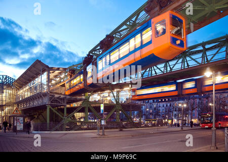 Zwei fahrende Schwebebahn an der Sation Oberbarmen, Wuppertal, Bergisches Land, Nordrhein-Westfalen, Deutschland, Europa Foto Stock