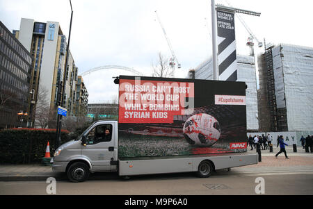 Gruppo di attivisti Avaaz con un cartellone carrello la lettura " Russia non è in grado di ospitare la Coppa del mondo mentre il bombardamento di ragazzi siriano' fuori lo stadio di Wembley, come parte di una campagna per il 2018 Coppa del Mondo per essere trasferito dalla Russia, davanti all'international amichevole tra Inghilterra e Italia. Foto Stock