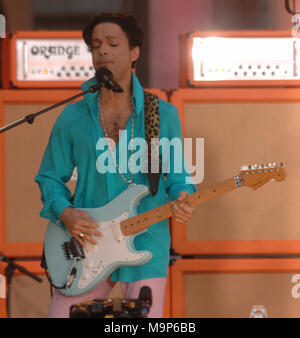 NEW YORK - 16 giugno: musicista Prince esegue sul palco con la Tamar aka Tamar Davis su Good Morning America il 16 giugno 2006 a New York New York Persone: Prince Foto Stock