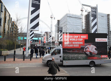 Gruppo di attivisti Avaaz con un cartellone carrello la lettura " Russia non è in grado di ospitare la Coppa del mondo mentre il bombardamento di ragazzi siriano' fuori lo stadio di Wembley, come parte di una campagna per il 2018 Coppa del Mondo per essere trasferito dalla Russia, davanti all'international amichevole tra Inghilterra e Italia. Foto Stock