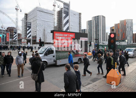 Gruppo di attivisti Avaaz con un cartellone carrello la lettura " Russia non è in grado di ospitare la Coppa del mondo mentre il bombardamento di ragazzi siriano' fuori lo stadio di Wembley, come parte di una campagna per il 2018 Coppa del Mondo per essere trasferito dalla Russia, davanti all'international amichevole tra Inghilterra e Italia. Foto Stock