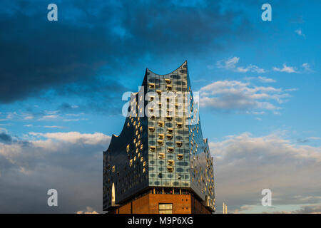Elbe Philharmonic Hall nella luce della sera, architetti Herzog & de Meuron, Hafencity di Amburgo, Germania Foto Stock