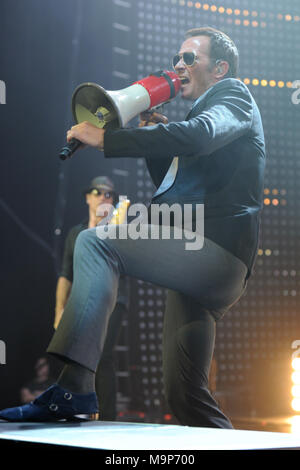 HOLLYWOOD FL - 12 ottobre: Scott Weiland degli Stone Temple Pilots eseguire all'Hard Rock live presso il Seminole Hard Rock Hotel & Casino on Ottobre 12, 2010 in Hollywood Florida. Persone: Scott Weiland Foto Stock