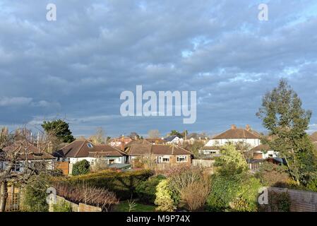Alta pioggia nuvole sopra suburban back giardini a Shepperton Surrey in Inghilterra REGNO UNITO Foto Stock