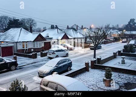 Strada residenziale a Shepperton Surrey dopo un pesante nevicata invernale Foto Stock