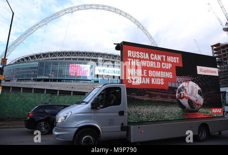 Gruppo di attivisti Avaaz con un cartellone carrello la lettura " Russia non è in grado di ospitare la Coppa del mondo mentre il bombardamento di ragazzi siriano' fuori lo stadio di Wembley, come parte di una campagna per il 2018 Coppa del Mondo per essere trasferito dalla Russia, davanti all'international amichevole tra Inghilterra e Italia. Foto Stock