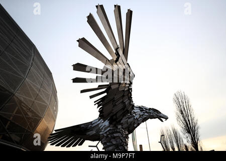 Una vista generale del Ferencvaros eagle scultura al di fuori del Gruppo Groupama Arena casa del verde Eagles prima della international amichevole al Groupama Arena, Budapest. Foto Stock