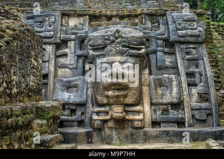 Le rovine maya di Lamanai. Die Maya-Ruinen von Lamanai. Foto Stock