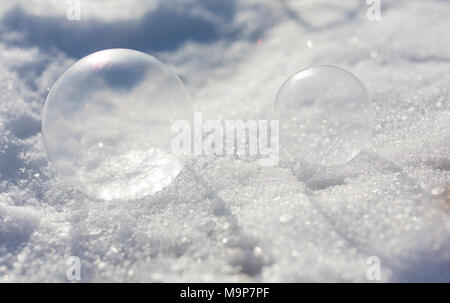 Congelati bolle di sapone nella neve Foto Stock