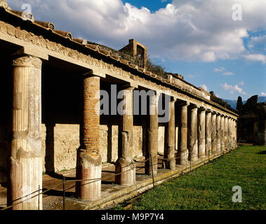 Pompei. Antica città romana. Bagni Stabian. I bagni più antico della città. Colonnato del palaestra. Campania. L'Italia. Foto Stock