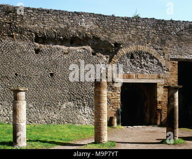 Pompei. Antica città romana. Piccolo Teatro Odeon o. Istituito nel I secolo A.C., utilizzato per ospitare rappresentazioni teatrali e manifestazioni musicali. Entrata. Campania, Italia. Foto Stock