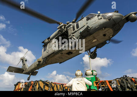 180324-M-RT059-0595 MARE EGEO (24 marzo 2018) Marines e marinai assegnato al harpers Ferry-class dock landing ship USS Oak Hill (LSD 51) preparare per gli elementi a gancio per il trasporto su un MH-60S Seahawk elicottero attaccata al mare in elicottero Combat Squadron (HSC) 28, durante un rifornimento in mare nel Mar Egeo Marzo 24, 2018. Oak Hill, home-ported a Virginia Beach, Virginia e il ventiseiesimo MEU stanno conducendo operazioni militari negli Stati Uniti Sesta flotta area di operazioni. (U.S. Marine Corps photo by Staff Sgt. Dengrier M. Baez/rilasciato) Foto Stock