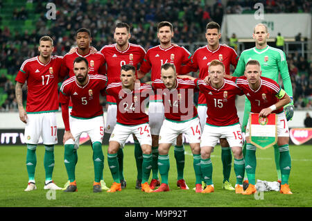 Ungheria I giocatori schierati prima che la partita inizia. (Anteriore da sinistra a destra) Attila Fiola, Szilveszter Hangya, Gergo Lovrencsics, Laszlo Kleinheisler e Balazs Dzsudzsak. (Back da sinistra a destra) Roland Varga, Kenny Otigba, Adam Szalai, Adam Pinter, Richard Guzmics e Peter Gulacsi durante l'amichevole internazionale corrisponde all'Groupama Arena, Budapest. Foto Stock