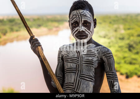 Da ragazzo il Karo tribù, circa 12 anni, con il body painting, Omo, sud della nazionalità delle nazioni e dei popoli " Regione Foto Stock