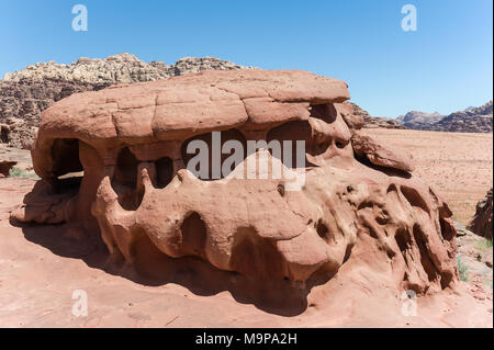 Wadi Rum , la Valle della Luna è una valle tagliata in pietra arenaria e roccia di granito in Giordania Meridionale. È il più grande di wadi in Giordania. Foto Stock