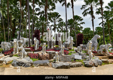 La Tigre Bianca figure, Nong Nooch Tropicale Giardino Botanico, Pattaya, Thailandia Foto Stock