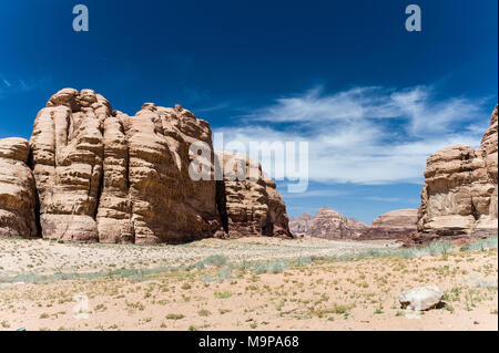 Wadi Rum , la Valle della Luna è una valle tagliata in pietra arenaria e roccia di granito in Giordania Meridionale. È il più grande di wadi in Giordania. Foto Stock