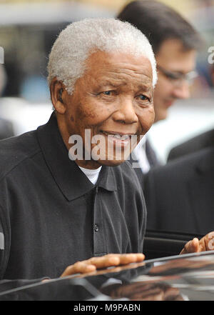 Londra 2008: Nelson Mandela, il primo presidente nero del Sud Africa accreditato termina con l'apartheid lì è morto giovedì in Sud Africa. Egli è stato 95 anni. Nelson Rolihlahla Mandela (18 luglio 1918 - 5 dicembre 2013) era un sudafricano anti-apartheid rivoluzionario e politico che ha servito come Presidente del Sud Africa dal 1994 al 1999. Egli è stato il primo nero a sud africano a ricoprire la carica e il primo eletto in una pienamente rappresentativo e multirazziale elezione. Il suo governo incentrato su di smantellare il lascito di apartheid attraverso la lotta contro il razzismo istituzionalizzato, povertà e disuguaglianza, Foto Stock