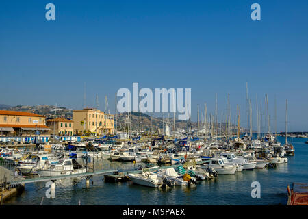 Barche nel porto di San Remo, la Riviera di Ponente, Liguria, Italia Foto Stock