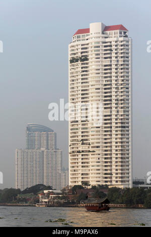 Condominio, alto edificio residenziale sulla Mae Nam Chao Phraya, Bangkok, Thailandia Foto Stock