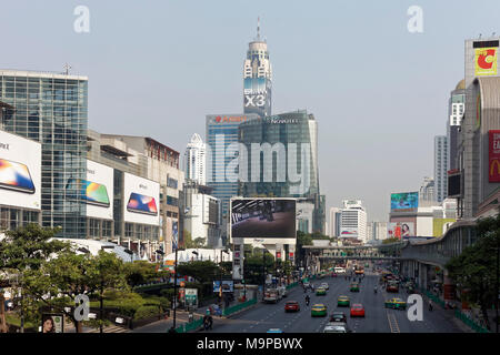Il traffico automobilistico su Ratchadamri Road, a sinistra il Central World Shopping Center, Pathum Wan, Bangkok, Thailandia Foto Stock