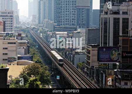 BTS Skytrain percorso in Sukhumvit Road con la stazione Phrom Pong, Khlong Toei, Bangkok, Thailandia Foto Stock