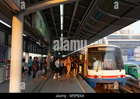 Le persone a bordo del BTS Skytrain in mattinata Saphan Taksin Station, Sathon, Bangkok, Thailandia Foto Stock