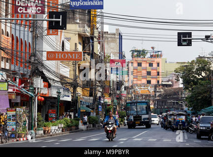 Strada di Banglamphu, Thanon Chakraphathdi Phong, Phra Nakhon, Bangkok, Thailandia Foto Stock