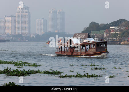 Per i passeggeri dei traghetti nel porto di La struttura Chatrium Hotel Riverside sulla Mae Nam Chao Phraya, Sathon, Bangkok, Thailandia Foto Stock