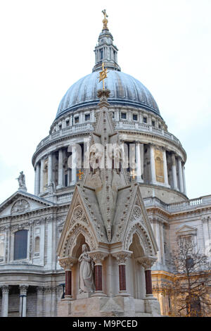 Cattedrale di St Paul e il Memorial fontanella al Carter Lane a Londra Foto Stock