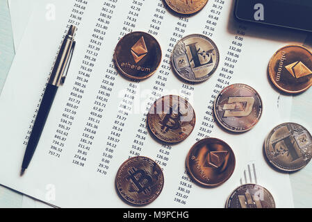 Cryptocurrency delle monete in euro con il tasso di cambio tavola, varie crypto denaro sul business desk Foto Stock