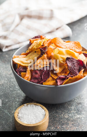 Fritto misto di chip di vegetali in vaso. Foto Stock