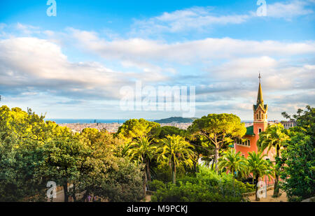 Parco Güell con una vista della città, dall'architetto Antoni Gaudi, Barcellona, in Catalogna, Spagna Foto Stock
