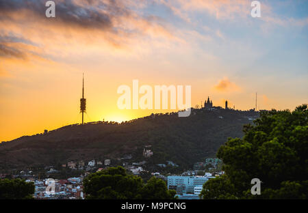 Torre de Collserola torre televisiva, Torre Collserola, Sagrat Cor chiesa, parco tematico Tibidabo, sulla collina di Tibidabo al tramonto Foto Stock