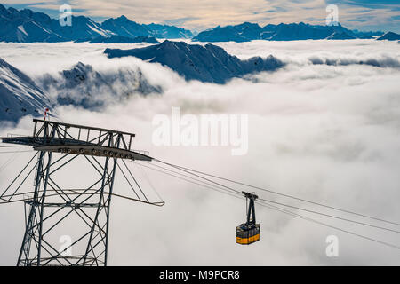 Picchi di montagna sporgono dalle nuvole, funivia alla stazione Höfatsblick, Nebelhorn, 2224m, vicino a Oberstdorf, Algovia Alpi, Algovia Foto Stock
