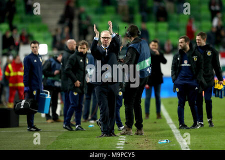 Scozia responsabile Alex McLeish applaude i tifosi alla fine della partita dopo la Scozia vincere 1-0 contro l'Ungheria durante l'amichevole internazionale corrisponde all'Groupama Arena, Budapest. Foto Stock