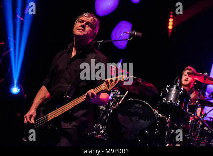 JJ Burnel, bassista dei The Stranglers performing live, Jim MacAulay in background, G Live, Guildford, Regno Unito, 26 marzo 2018 . Foto Stock