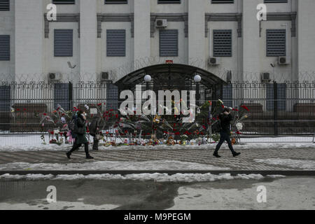 Kiev, Ucraina. 27 Mar, 2018. Coloro che portano i fiori, icone ortodosse e giochi dei bambini all'Ambasciata russa edificio in Kiev, Ucraina per esprimere la loro empatia dopo il tragico incendio a Kemerovo, Russia uccidendo ufficialmente 64, in Kiev, Ucraina, Marzo 27, 2018. Ucraina annuncia l'espulsione di 13 russi di russi dal suo bilat missioni in tutto il paese in una mostra di sostegno con il mondo dopo il Regno Unito agente nervino attacco. 24 paesi espellere totale più di 100 sospettato come Russian spies diplomatici. Mosca avverte di non tollerare i paesi occidentali boorishness e sicuramente rispondere. (Cre Foto Stock