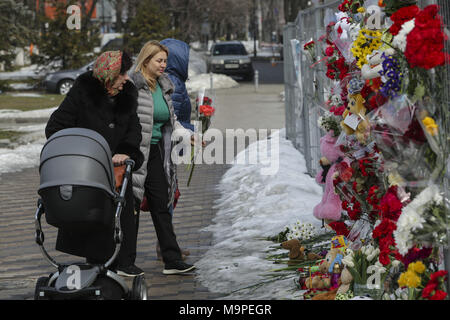 Kiev, Ucraina. 27 Mar, 2018. Coloro che portano i fiori, icone ortodosse e giochi dei bambini all'Ambasciata russa edificio in Kiev, Ucraina per esprimere la loro empatia dopo il tragico incendio a Kemerovo, Russia uccidendo ufficialmente 64, in Kiev, Ucraina, Marzo 27, 2018. Ucraina annuncia l'espulsione di 13 russi di russi dal suo bilat missioni in tutto il paese in una mostra di sostegno con il mondo dopo il Regno Unito agente nervino attacco. 24 paesi espellere totale più di 100 sospettato come Russian spies diplomatici. Mosca avverte di non tollerare i paesi occidentali boorishness e sicuramente rispondere. (Cre Foto Stock