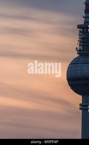 Berlino, Germania. 27 Mar, 2018. 23 marzo 2018, Germania Berlino: il cielo è colorato dietro la Fernsehturm durante il tramonto. Credito: Christophe Gateau/dpa/Alamy Live News Foto Stock