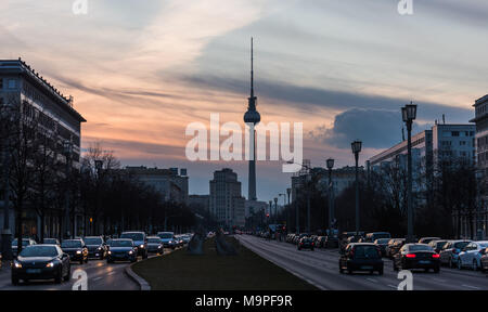 Berlino, Germania. 27 Mar, 2018. 23 marzo 2018, Germania Berlino: il cielo è colorato dietro la Fernsehturm durante il tramonto. Credito: Christophe Gateau/dpa/Alamy Live News Foto Stock