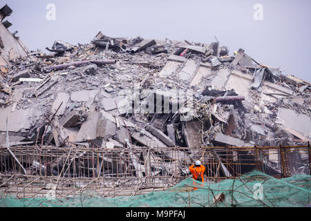 Chengdu, in Cina. 27 Mar, 2018. Un edificio del Chengdu Exhibition and Convention Center è demolita in dieci secondi a Chengdu, Cina sud-occidentale della provincia di Sichuan. Credito: SIPA Asia/ZUMA filo/Alamy Live News Foto Stock