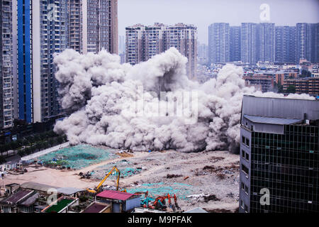 Chengdu, in Cina. 27 Mar, 2018. Un edificio del Chengdu Exhibition and Convention Center è demolita in dieci secondi a Chengdu, Cina sud-occidentale della provincia di Sichuan. Credito: SIPA Asia/ZUMA filo/Alamy Live News Foto Stock