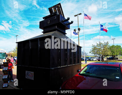 Preparazione per la messa attacco e sopravvivere, Esperienza Self-Reliance convenzione in Mesquite Texas altoparlanti, letteratura e prodotto disponibile a quelle temendo la sopravvivenza. I visitatori hanno ottenuto per esaminare, sentire, toccare una caduta fuori ricovero per seppellire in un campo o in un cortile. Naturalmente sarà rifornito con cibo e altri oggetti essenziali. Speriamo che si ricordi di avere acqua, il corpo umano può solo andare a due giorni senza acqua. Foto Stock