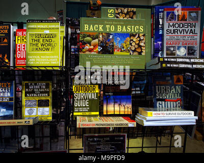 Preparazione per la messa attacco e sopravvivere, Esperienza Self-Reliance convenzione in Mesquite Texas altoparlanti, letteratura e prodotto disponibile a quelle temendo la sopravvivenza. I visitatori hanno ottenuto per esaminare, sentire, toccare una caduta fuori ricovero per seppellire in un campo o in un cortile. Naturalmente sarà rifornito con cibo e altri oggetti essenziali. Speriamo che si ricordi di avere acqua, il corpo umano può solo andare a due giorni senza acqua. Foto Stock