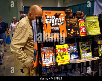 Preparazione per la messa attacco e sopravvivere, Esperienza Self-Reliance convenzione in Mesquite Texas altoparlanti, letteratura e prodotto disponibile a quelle temendo la sopravvivenza. I visitatori hanno ottenuto per esaminare, sentire, toccare una caduta fuori ricovero per seppellire in un campo o in un cortile. Naturalmente sarà rifornito con cibo e altri oggetti essenziali. Speriamo che si ricordi di avere acqua, il corpo umano può solo andare a due giorni senza acqua. Foto Stock