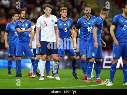 Londra, Regno Unito. Il 27 marzo, 2018. James Tarkowski dell'Inghilterra è circondato da Italian SHIRT INGHILTERRA V ITALIA INGHILTERRA V ITALIA, amichevole internazionale 27 marzo 2018 GBB7094 amichevole internazionale rigorosamente solo uso editoriale. Se il giocatore/i giocatori raffigurata in questa immagine è/sono la riproduzione per un Club Inglese o l'Inghilterra per la squadra nazionale. Credito: Allstar Picture Library/Alamy Live News Foto Stock
