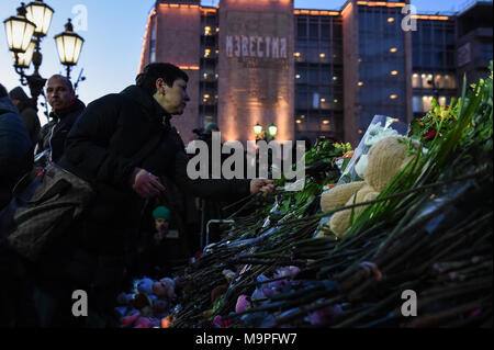 Mosca, Russia. 27 Mar, 2018. Persone fiori di laici a piangere le vittime di un incendio in un centro commerciale di Kemerovo durante una cerimonia che si terrà a Mosca, in Russia, il 27 marzo 2018. Il presidente russo Vladimir Putin martedì ha firmato un decreto che dichiara mercoledì una giornata di lutto nazionale per le vittime di un incendio di grandi proporzioni in un centro commerciale nella città siberiana di Kemerovo, che ha ucciso almeno 64 persone su 25 Marzo. Credito: Evgeny Sinitsyn/Xinhua/Alamy Live News Foto Stock